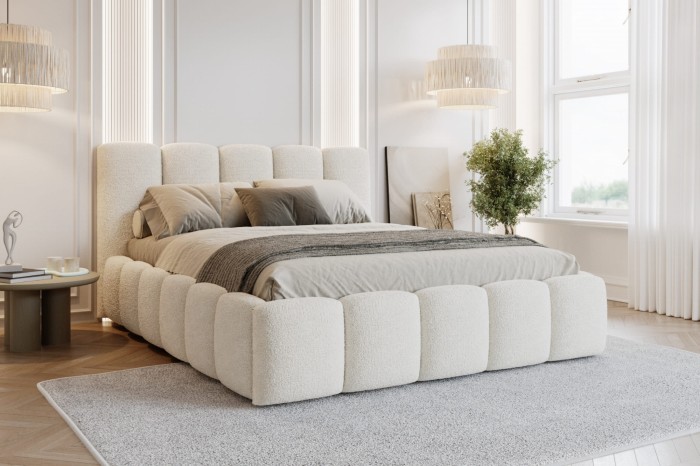 Modernes weißes Boucle Polsterbett im Block-Design in einem hellen, stilvollen Schlafzimmer.
