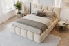 Gemütliches Bouclé-Bett in Off-White mit modernem, blockartigem Design.