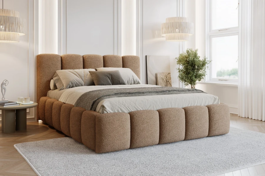 Modernes Polsterbett aus braunem Bouclé-Stoff in einem hellen Schlafzimmer.