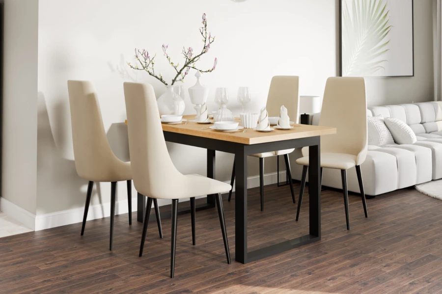 Gemütliches Esszimmer mit Esstisch in Eichenoptik und 4 beigen Polsterstühlen im Loft-Design.