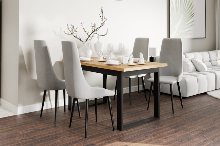 Esstisch Set mit Holzplatte und 4 hellgrauen Samtstühlen in modernem Esszimmer.