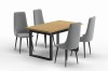 Eettafel met eikenhouten blad, zwart onderstel en vier lichtgrijze gestoffeerde stoelen.