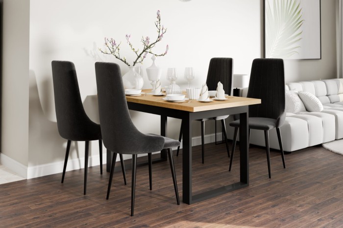 Moderner Holztisch mit vier dunkelgrauen Stühlen und stilvoller Tischdekoration.