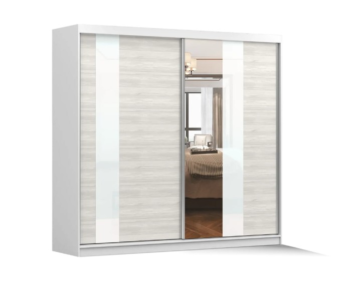 Moderner Schwebetürenschrank in Weiß und heller Holzoptik mit großem Spiegel für das Schlafzimmer.