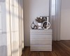 Moderne commode in lichte houtlook met 4 laden en decoratie voor het raam.