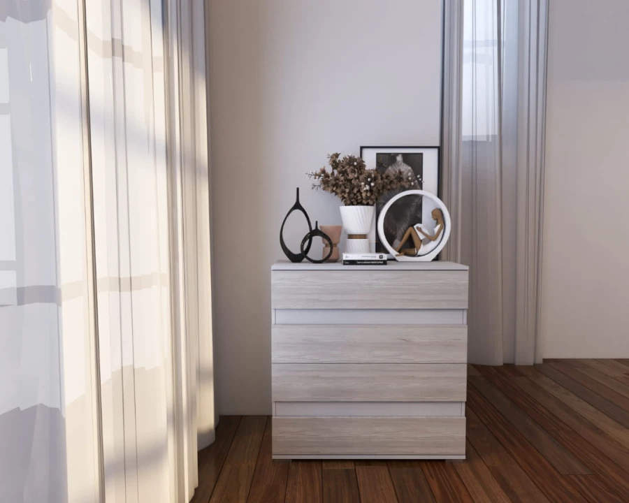 Moderne commode in lichte houtlook met 4 laden en decoratie voor het raam.