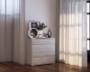 Stylische Kommode mit heller Holzmaserung und Deko-Elementen im modern eingerichteten Zimmer.