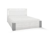 Modernes Doppelbett in heller Holzoptik mit komfortabler Matratze und LED-Kopfteil-Beleuchtung.