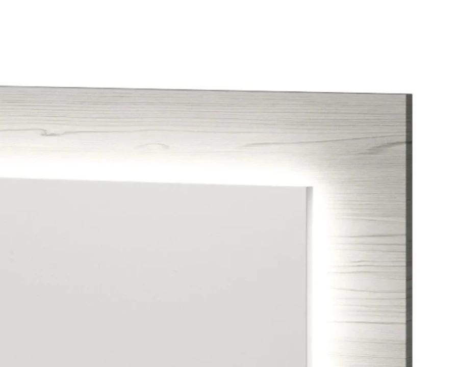 Detailansicht eines Spiegels mit LED-Beleuchtung und Holzoptik-Rahmen.