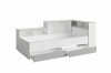 Weißes Funktionsbett mit zwei offenen Schubladen und integriertem Regalsystem für viel Stauraum.