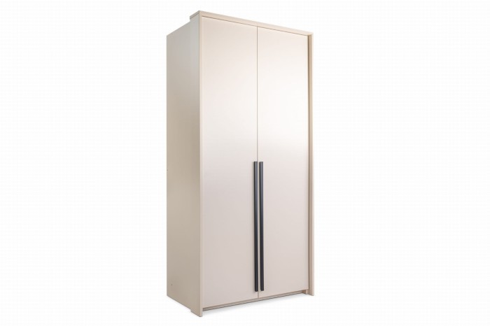 Moderner zweitüriger Kleiderschrank in Beige mit eleganten schwarzen Griffen.