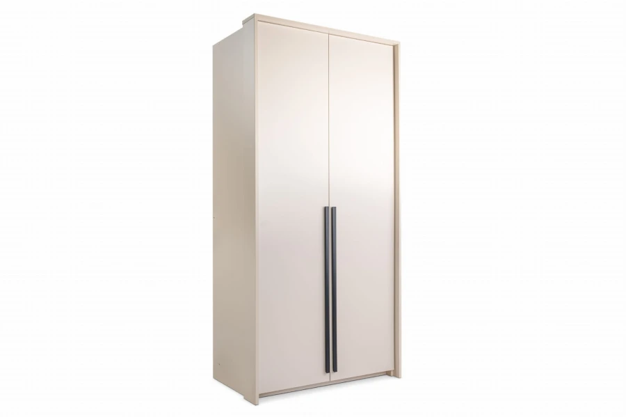 Moderner zweitüriger Kleiderschrank in Beige mit eleganten schwarzen Griffen.