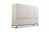 Elegantes beiges Highboard mit schwarzen Metallfüßen für das Wohnzimmer.
