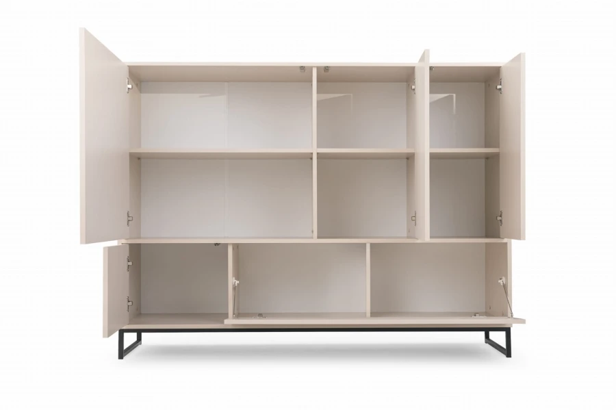 Beige Highboard mit offenen Türen und Einlegeböden für viel Stauraum.