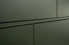 Nahaufnahme einer olivgrünen Möbelfront mit minimalistischem Design.