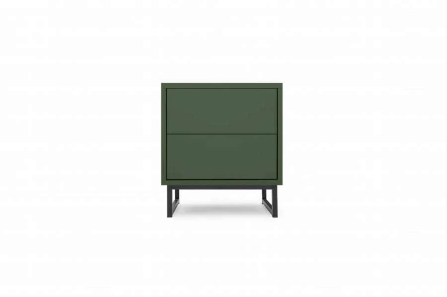 Vorderansicht eines dunkelgrünen Nachttisches mit zwei Schubladen und minimalistischem Metallgestell.