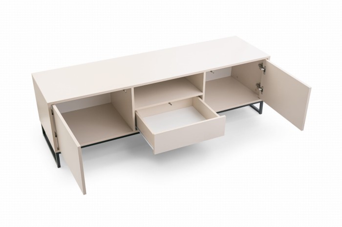 Beiges Sideboard mit geöffneten Fächern und einer ausgezogenen Schublade.