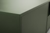 Detailaufnahme der hochwertigen, mattgrünen Oberfläche eines Lowboards.