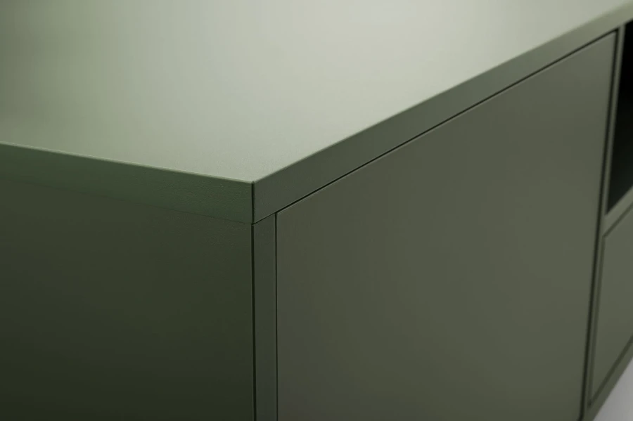 Detailaufnahme der hochwertigen, mattgrünen Oberfläche eines Lowboards.