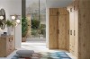 Eckkleiderschrank und passende Kommode in Eichenoptik für optimalen Stauraum im Schlafzimmer.