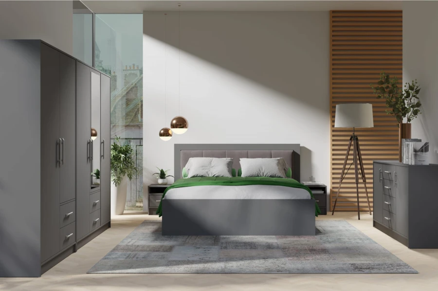 Modernes Schlafzimmer in Grau mit Doppelbett, großem Kleiderschrank und Kommode.