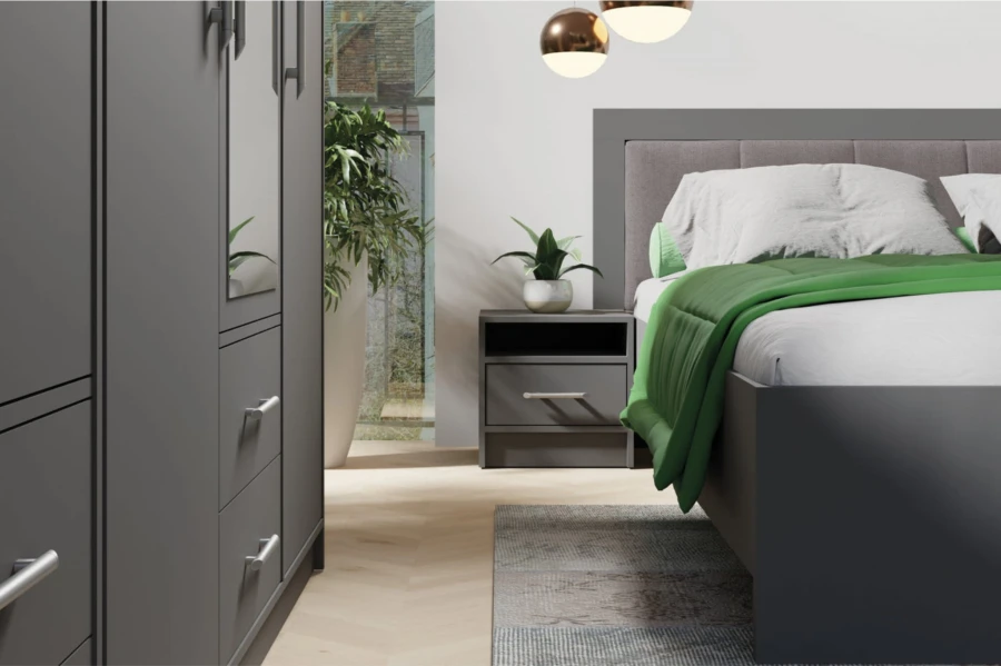 Modernes Schlafzimmer mit grauem Kleiderschrank, Bett und grünem Bettbezug.