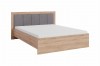 Modernes Doppelbett in Eiche-Optik mit grau gepolstertem Kopfteil und weißer Matratze.