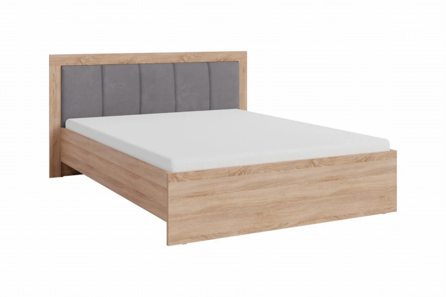 Modernes Doppelbett in Eiche-Optik mit grau gepolstertem Kopfteil und weißer Matratze.
