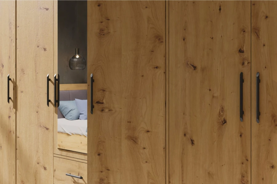 Detailaufnahme Holzdekor Artisan Eiche mit modernen schwarzen Schrankgriffen.