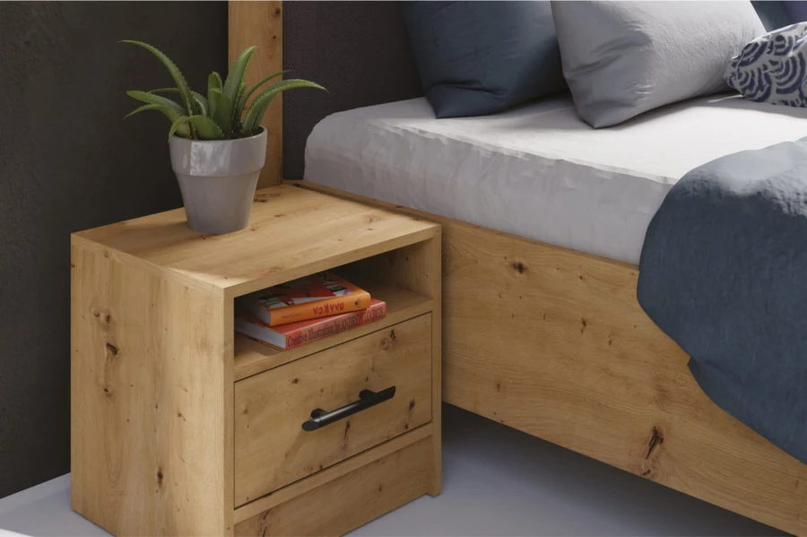 Moderner Nachttisch in Eiche-Optik mit Schublade und Pflanze im Schlafzimmer.