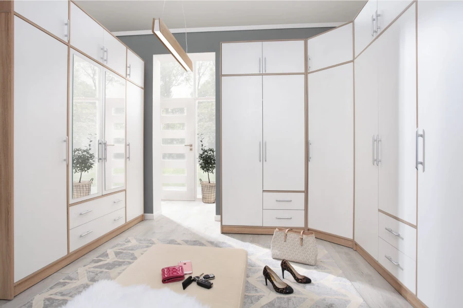 Begehbare Garderobe mit Spiegelschrank und viel Stauraum in hellem Eiche-Design.