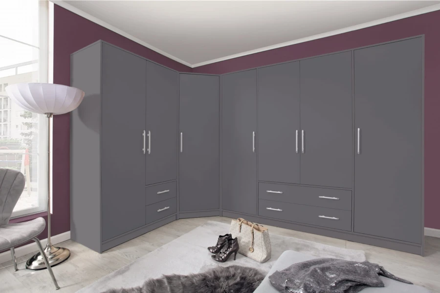 Moderner Eckkleiderschrank in Grau für das Schlafzimmer mit viel Stauraum.