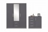 Graues Möbel-Set: Kleiderschrank mit Spiegel und Kommode für das Schlafzimmer.