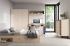 Helles Jugendzimmer mit beige Kommode, Schreibtisch und Kleiderschrank für eine gemütliche Atmosphäre.