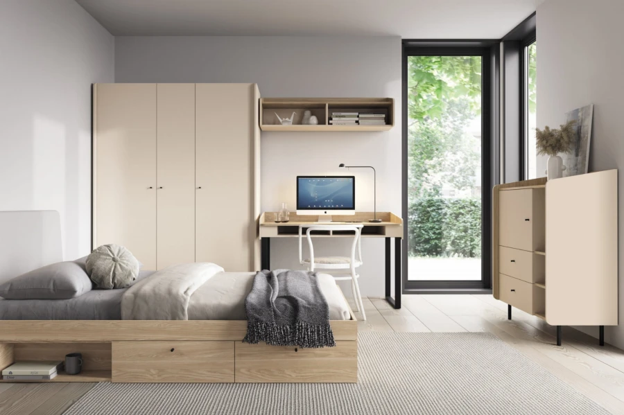 Helles Jugendzimmer mit beige Kommode, Schreibtisch und Kleiderschrank für eine gemütliche Atmosphäre.