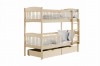Klassisches Etagenbett aus hellem Massivholz mit zwei Bettschubladen und Rausfallschutz.