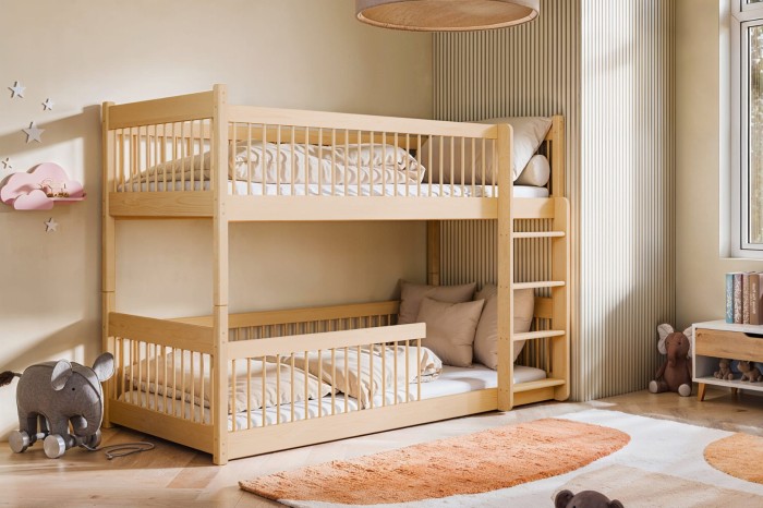 Modernes Kinderzimmer mit Etagenbett aus Massivholz, Spielzeug-Elefanten und wohnlicher Dekoration.