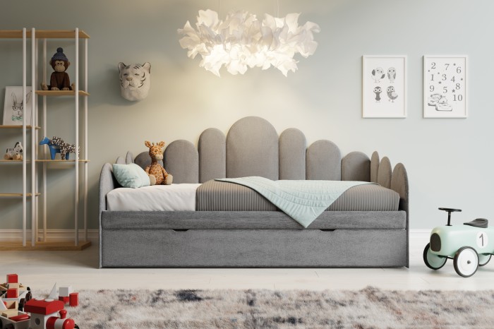 Graues Kinderbett mit geschwungenem Kopfteil und Bettkasten in einem modern dekorierten Kinderzimmer.