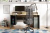 Moderner Gaming-Arbeitsplatz mit Schreibtisch, zwei Monitoren und PC im eingerichteten Zimmer.