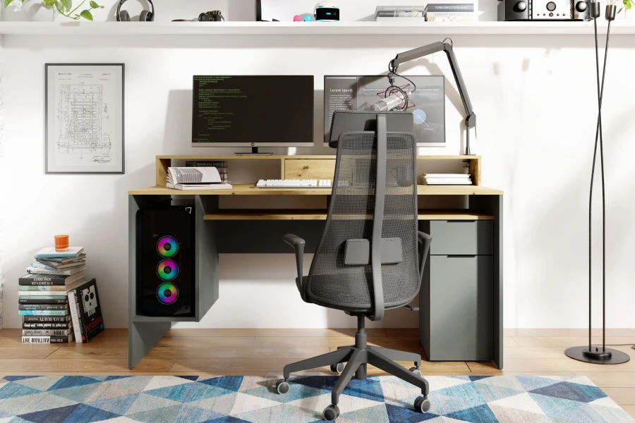 Moderner Gaming-Arbeitsplatz mit Schreibtisch, zwei Monitoren und PC im eingerichteten Zimmer.