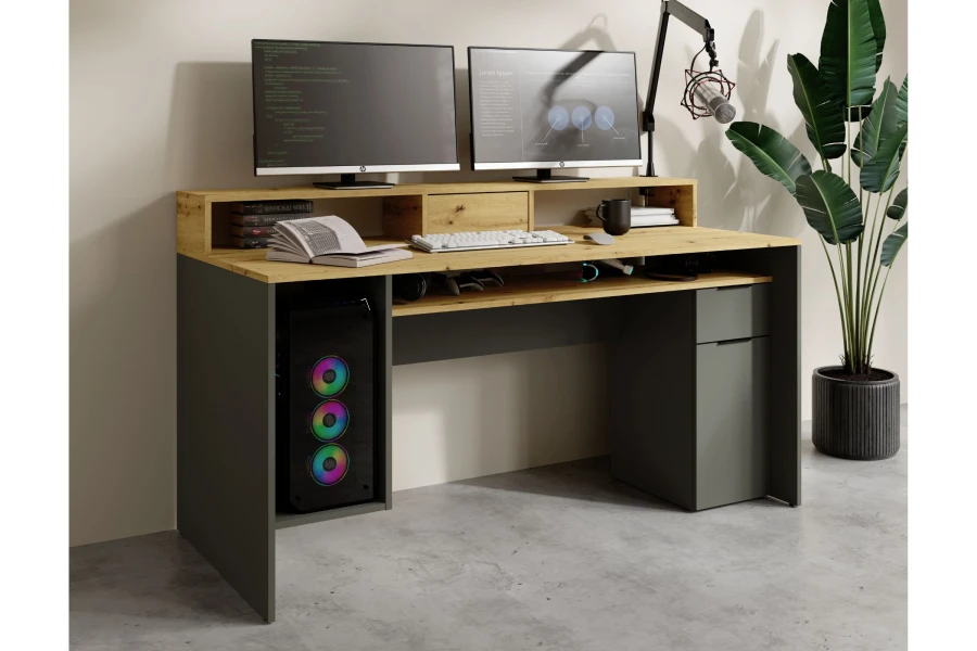 Moderner Gaming-Schreibtisch in Anthrazit und Eiche mit zwei Monitoren und RGB-Gaming-PC.