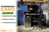 Moderner Karo Gaming-Schreibtisch in Grau mit Monitoraufsatz und ergonomischem Setup im Homeoffice.