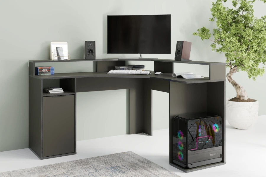 Gaming-Setup mit PC und Monitor auf einem anthrazitfarbenen Eckschreibtisch