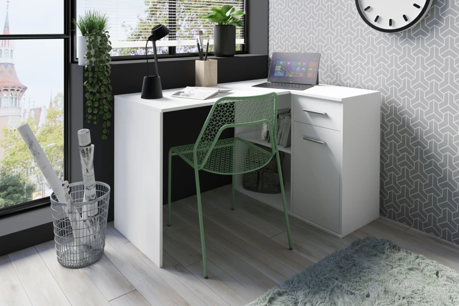 Weißer Eckschreibtisch im hellen Home Office mit modernem grünem Stuhl und Dekoration.