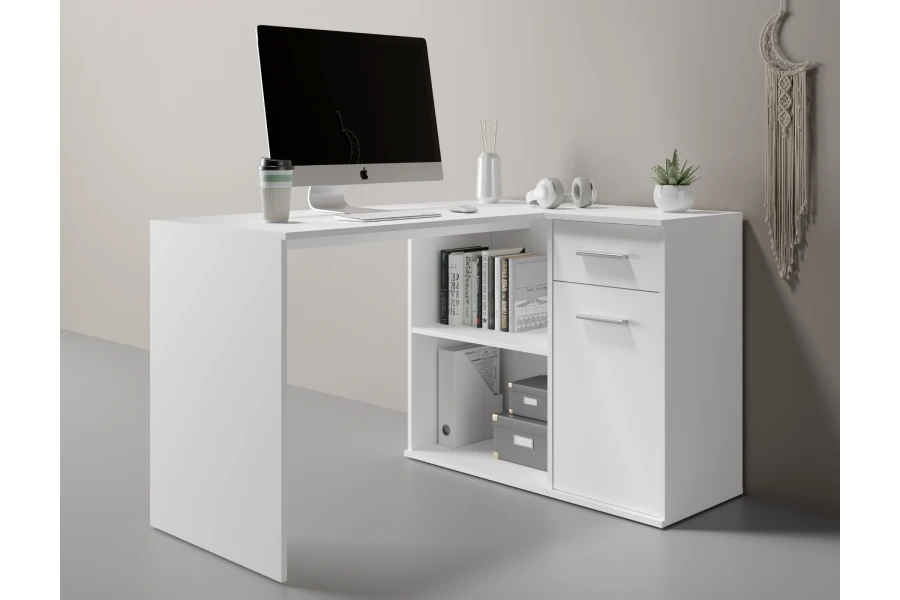 Computertisch in Weiß: Eckschreibtisch mit Monitor, Büromaterial und integriertem Stauraum.