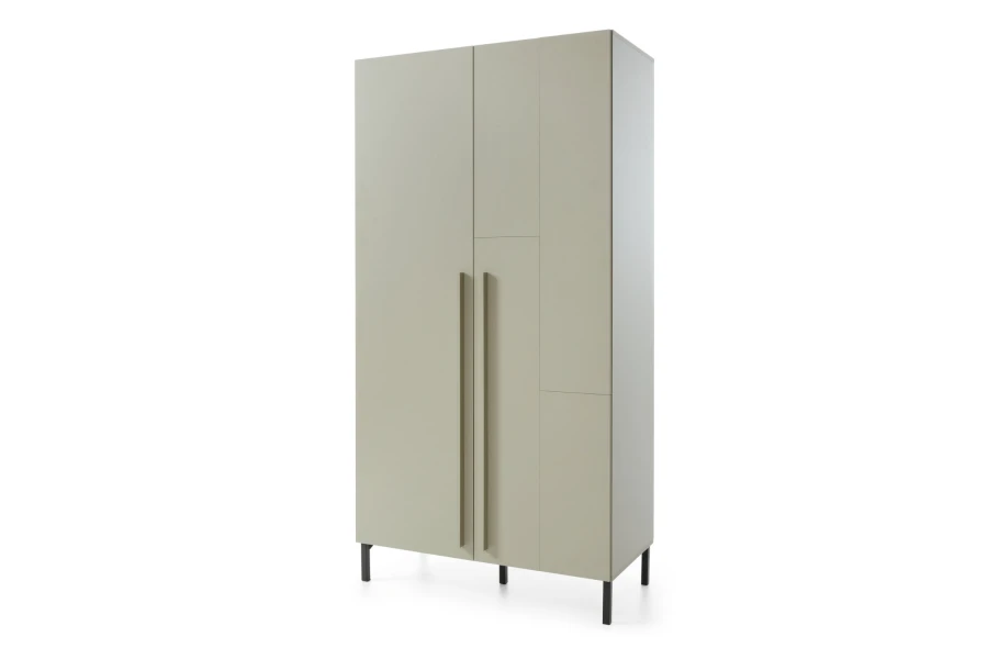 Geschlossener minimalistischer Kleiderschrank in Grau-Beige mit langen Griffen.