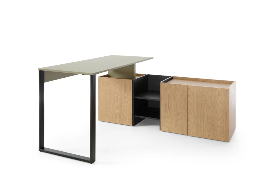Design-Schreibtisch mit olivgrüner Platte und Sideboard in Eichenoptik.