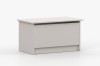 Vorderansicht einer minimalistischen weißen Aufbewahrungstruhe für ein ordentliches Kinderzimmer.