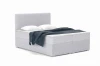 Modernes Boxspringbett mit hellgrauem Bouclé-Stoffbezug, Kissen und blauer Bettdecke.
