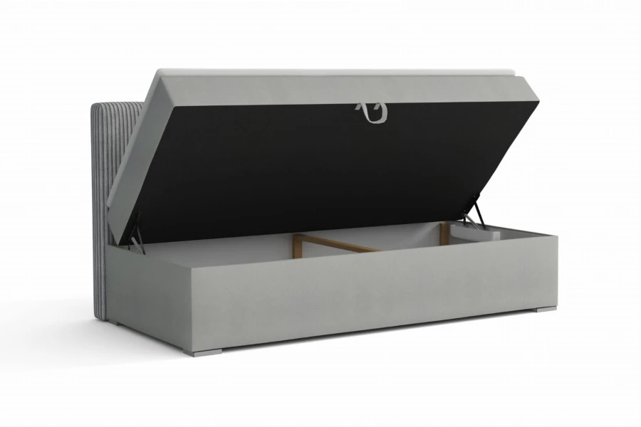 Graues Boxspringbett mit geöffnetem Bettkasten bietet praktischen Stauraum.
